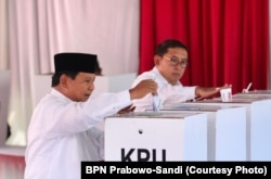 Capres nomor urut 02 Prabowo Subianto memberikan hak suara di TPS 041 Desa Bojong Koneng, Bogor, Jawa Barat, Rabu pagi, 17 April 2019. (Foto: BPN Prabowo-Sandi)