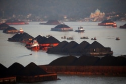 Tongkang batu bara terlihat mengantre di sepanjang Sungai Mahakam di Samarinda, Kalimantan Timur, 31 Agustus 2019. (Foto: REUTERS/Willy Kurniawan)