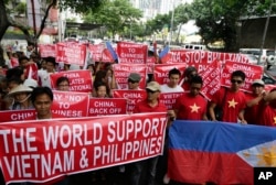 ชาวเวียดนามและฟิลิปปินส์ ร่วมเดินขบวนประท้วงการสร้างสิ่งปลูกสร้างของจีนบนหมู่เกาะพาราเซลและสแปรตลีย์ ซึ่งทั้งสองประเทศกล่าวอ้างกรรมสิทธิ์เช่นเดียวกับจีน (แฟ้มภาพเอพี)