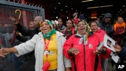 Chnats et danses se sont mêlées à la tristesse au Soccer City Stadium, le 10 déc. 2013, pour le service commémoratif en hommage à Nelson Mandela