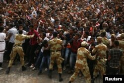 Les éthiopiens ont élevé leur voix, que l'étude considère comme un début de réveil à Bishoftu, en Ethiopie, le 2 octobre 2016.