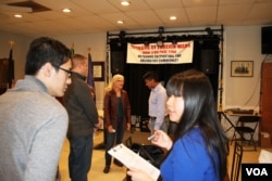 អ្នកស្រី Lynn Borton អាយុ​៥៦​ឆ្នាំ ជា​ពលរដ្ឋ​ដែល​បាន​រស់​នៅ​ក្នុង​ក្រុងនេះ​តាំង​ពី​ឆ្នាំ​១៩៨៥ កំពុង​សំណេះសំណាល​ជាមួយ​បេក្ខជន​ Choun Chanda នៅ​ស្ថានីយ​សហគមន៍​យោធា John Lyon VFW Post 3150 នៅ​ក្រុង Arlington រដ្ឋ Virginia កាល​ពី​ថ្ងៃ​ទី​១៨ ខែ​កុម្ភៈ ឆ្នាំ ២០១៨។