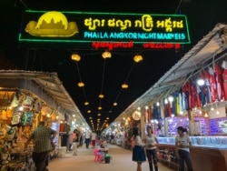 ភ្ញៀវទេសចរណ៍ដើរទស្សនាផ្សាររាត្រីមួយកន្លែងនៅខេត្តសៀមរាប កាលពីថ្ងៃទី៩ ខែវិច្ឆិកា ឆ្នាំ២០១៩។ (ធីតា វីន/VOA)