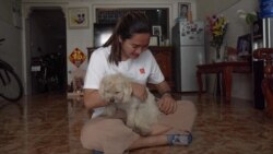 កញ្ញា​ អូន​ សុខនា​ ប្អូនស្រី​របស់​ អូន​ រីត្រា​ សម្រាក​ចុងសប្តាហ៍​នៅ​គេហដ្ឋាន​របស់​ខ្លួន​នៅ​រាជធានី​ភ្នំពេញ ខែវិច្ឆិកា​ ឆ្នាំ​២០២០​ ។ (ខាន់ សុគុំមនោ​/វីអូអេ)