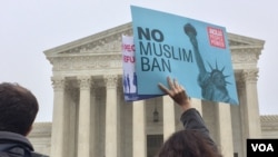 Hundreds of protesters rallied for more than two hours outside the U.S. Supreme Court during a hearing about the Trump administration’s third travel ban, Washington, D.C., April 25, 2018 (VOA/Victoria Macchi)
