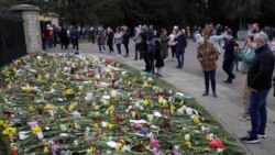 មនុស្ស​ម្នា​នាំ​គ្នា​ឈរ​មើល​ផ្កា​ដែល​ត្រូវ​បាន​គេ​ដាក់​ដើម្បី​គោរព​ដល់​វិញ្ញាណក្ខន្ធ​របស់​ព្រះអង្គម្ចាស់ Philip នៅ​ខាង​ក្រៅ​ព្រះរាជដំណាក់ Windsor នៅ​ប្រទេស​អង់គ្លេស ថ្ងៃទី១១ ខែមេសា ឆ្នាំ២០២១។