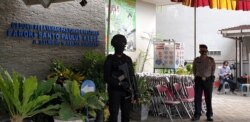 Personel Brimob menjaga keamanan di kompleks Gereja Santo Paulus Solo, Rabu, 23 Desember 2020. (Foto: Yudha Satriawan/VOA)
