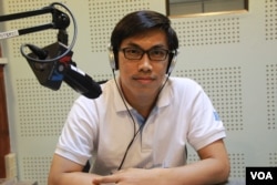 រូបឯកសារ៖ លោក អ៊ា ចរិយា ជា​នាយក​ស្ថាបនិក​នៃ​វិទ្យាស្ថាន​សុវត្ថិភាព​ចរាចរណ៍ នៅក្នុង​បន្ទប់​ផ្សាយរបស់ VOA នៅ​រាជធានី​ភ្នំពេញ កាលពីថ្ងៃពុធ ទី២២ ខែមិថុនា ឆ្នាំ២០១៦។ (លឹម សុធី/VOA)