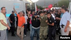 تا حال شش هزار نفر به شمول صد ها افسر نظامی در ارتباط به کودتا توقیف شده اند.