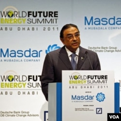 President Asif Ali Zardari berbicara pada KTT di Abu Dhabi, Senin 17 Januari 2011.