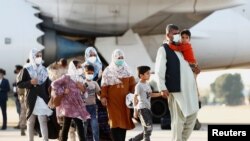 عکس: شماری از افغان‌هایی که از افغانستان به یک پایگاه نظامی در اسپانیا انتقال داده شدند. ( آرشیف صدای امریکا)