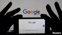 Mesin pencari Google tampak di layar ponsel dan komputer dalam foto ilustrasi, 24 Februari 2016. (Foto: Eric Gaillard/Reuters)