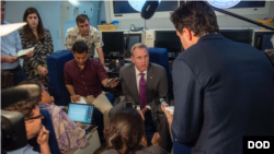 美国代理防长沙纳汉Patrick Shanahan2019年5月29日在飞往新加坡途中回答记者们提问（美国国防部照片）