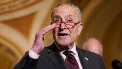 Pemimpin mayoritas Senat AS, Chuck Schumer, berbicara kepada awak media di Gedung Capitol, di Washington, pada 7 Desember 2021. (Foto: AP)