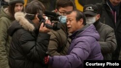 2015年12月，浦志强案二审法庭外便衣袭击围攻正在现场采访的美国之音记者叶兵。（资料图片）