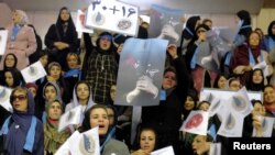 Qadın seçicilər islahat təmayüllü namizədin kampaniya nümayişində şüarlar səsləndirir. 18 fevral, Tehran.