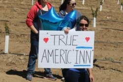 ​ពលរដ្ឋ​ក្នុង​ក្រុង​មកសម្តែង​ការ​ដឹង​គុណ​នៅ​ខាង​ក្រៅពិធី​បុណ្យ​សព​លោក ជីមមី អ៊ីន​ (Jimmy Inn) ដែល​ត្រូវ​រៀបចំ​ដោយស្នងការដ្ឋានប៉ូលិស​ក្រុង Stockton នៅ​ឯ​ព្រះវិហារ Christian Life Center នៅ​ក្រុង Stockton។ (Facebook/Stockton Police Department)