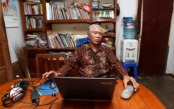 Bejo Untung di rumahnya di Tangerang, 12 Februari 2013. (Foto: Reuters)