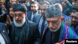 آقای کرزی که در کنار شماری از چهره‌های سیاسی افغانستان، اخیرا در نشستی با نمایندگان طالبان در مسکو اشتراک کرد، می‌گوید که دولت افغانستان باید از خود انعطاف‌پذیری بیشتری نشان بدهد