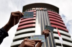 Para aktivis melakukan unjuk rasa di depan kantor KPK menuntut investasi sepenuhnya atas kasus korupsi e-KTP dalam aksi di Jakarta Maret 2017 (Foto: Antara).