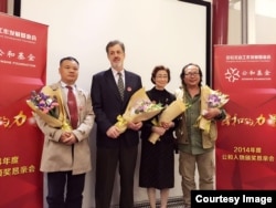 2015年10月金秋时节，卢百可与另外三名获奖人站在公和基金会颁奖台上接受全场致意（耿潇男拍摄）