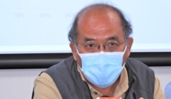 本身是中大校友的香港民意研究所副行政总裁钟剑华批评， 中大校方要求学生会独立注册，要学生自己承担法律责任， 他形容校方将学生”推出去”，不再提供大学保护伞的空间 (美国之音/汤惠芸)