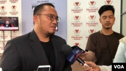 Jubir BPN Prabowo-Sandi, Dahnil Anzar Simanjuntak, memberikan keterangan kepada sejumlah media di Prabowo-Sandi Media Center, Kamis (20/6). (VOA/Ghita).