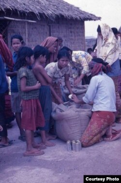 ទិដ្ឋភាព​នៅ​ជំរំ​ខាវអ៊ីដាង កាលពី​ថ្ងៃទី៣០ ខែមីនា ឆ្នាំ១៩៨២។ (រូបថតដោយ​លោក Jack Dunford)