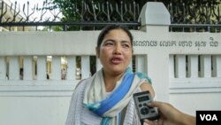 ម្តាយយុវតីអាយុ១៧ ឆ្នាំ បូរិន ពិសី មកពីវិទ្យាល័យប៊ុនរានីវត្តភ្នំនិយាយជាមួយវីអូអេនៅក្នុងថ្ងៃប្រឡងសញ្ញាបត្រទុតិយភូមិឆ្នាំ២០១៩ថ្ងៃទី០១នៅមុខមណ្ឌលប្រឡងវិទ្យាល័យយុគន្ធរ កាលពីថ្ងៃទី១៩ ខែសីហា ឆ្នាំ២០១៩។ (ប៊ុន សុខា/VOA)