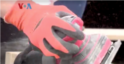 Desks For Distance memberikan bantuan meja untuk mempermudah pembelajaran jarak jauh selama pandemi virus corona. (Foto: Video VOA)