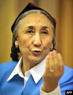 Robiya Qodirni uyg'urlarning onasi deyishadi. 68 yoshli ayol, 11 bolaning onasi, Xitoyda qamoqda o'tirib chiqqan. Hozirda Vashingtonda yashaydi. Dunyo bo'ylab uyg'ur manfaatlarini himoya qiladi, bu xalq nomidan gapiradi.