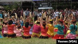 Pementasan Tarian Gerhana Matahari Total atau Kawaninya di lokasi pengamatan Gerhana Matahari Total desa Kalora, Kecamatan Poso Pesisir (Foto: VOA/Yoanes).