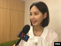 '모란봉 클럽' MC 오현경씨가 VOA와 인터뷰를 하고 있다.