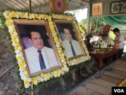 រូបថតលោក កែម ឡី​ អ្នកវិភាគ​សង្គម​ ដែល​រងការ​បាញ់សម្លាប់​ ដាក់បង្ហាញ​នៅឯ​គេហដ្ឋាន​ ក្នុង​ខេត្ត​តាកែវ​ នៅថ្ងៃទី២​ ខែ​កក្កដា​ ឆ្នាំ​២០១៧។ (ហ៊ុល រស្មី/ VOA)