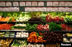 Berbagai sayuran organik di pasar Whole Foods Market di LaJolla, California, 13 Mei 2008.