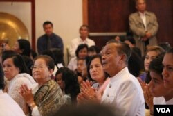 លោក​បណ្ឌិត ទន់ សុវណ្ណ រួម​ទាំង​ក្រុម​គ្រួសារ គោរព​ព្រះសង្ឃ​នៅ​ក្នុង​ពិធី​ប្រោសព្រំ រំឭកគុណ និង​តែងតាំង​លោក​ជា​ប្រធាន​កិត្តិយស​នៃ​វត្ត​ពុទ្ធិការាម កាលពីថ្ងៃអាទិត្យ ទី២៣ ខែកញ្ញា ឆ្នាំ២០១៨។ (ទែន សុខស្រីនិត/VOA)