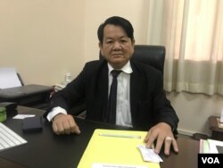 លោកវេជ្ជបណ្ឌិត ញឹប អង្គាបុស្ស នាយកមន្ទីរពេទ្យកុមារជាតិ កំពុង​បំពេញ​ការងារ​នៅ​មន្ទីរពេទ្យកុមារជាតិ រាជធានី​ភ្នំពេញ។ (ធីតា វីន/VOA)