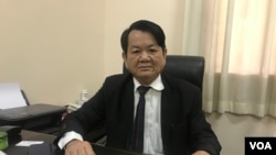 លោកវេជ្ជបណ្ឌិត ញឹប អង្គាបុស្ស នាយកមន្ទីរពេទ្យកុមារជាតិ កំពុង​បំពេញ​ការងារ​នៅ​មន្ទីរពេទ្យកុមារជាតិ រាជធានី​ភ្នំពេញ។ (ធីតា វីន/VOA)