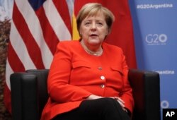 از میان رهبران جهان، صدر اعظم آلمان جورج اچ دبلیو بوش را ستود