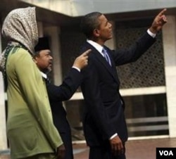 Presiden Barack Obama dengan antusias bertanya-tanya mengenai berbagai ornamen dan kaligrafi di Masjid Istiqlal Jakarta.
