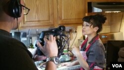 Miranti, pemenang Cooks vs Cons saat diwawancara tim VOA.