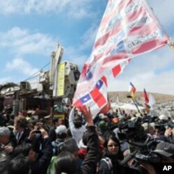 Des parents des mineurs exhultant après avoir appris que l'une des têtes foreuses avait atteint les mineurs