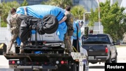 Policija odnosi kombi Cezara Sajoka