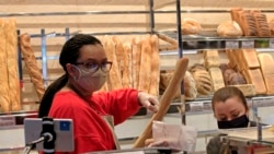U pekarama u Parizu, prodavci i mušterije nose zaštitne maske.