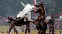 Anggota Kopassus melakukan peragaan bela diri dari Perayaan HUT Kopassus di Jakarta (foto: dok).