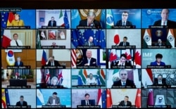 Sebuah layar menampilkan para pemimpin internasional saat mereka melakukan pertemuan luar biasa para pemimpin G20 yang membahas tentang Afghanistan secara virtual, 12 Oktober 2021. (Foto: Filippo Attili/Palazzo Chigi Press Office via REUTERS)