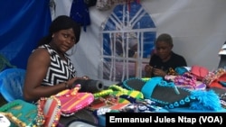 Ces deux jeunes camerounaises ont crée une petite entreprise de babouches tricotées, le 11 février 2019. (VOA/Emmanuel Jules Ntap)