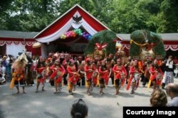 Grup tari "Reog Singo Lodoyo" tampil dalam pentas untuk peringatan HUT RI di Wisma Indonesia di Washington DC (foto: ilustrasi).