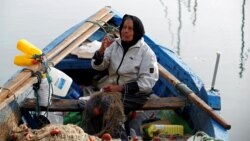 Chrifa Nimri, Tunisienne de 69 ans, à son retour de pêche au port de Sidi Bou Said, à Tunis, le 23 février 2017. (Reuters)