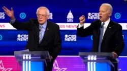 Calon presiden Demokrat AS 2020 Senator Bernie Sanders (kiri) dan mantan Wakil Presiden Joe Biden berbicara di debat presiden di Gaillard Center di Charleston, South Carolina, 25 Februari 2020. (Foto: Reuters)